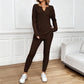 Zweiteiliges Freizeit-Set aus V-Ausschnitt-Top und Hose