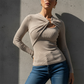 Langärmliges Damen-Top aus geripptem Strick mit Twist-Front