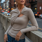 Langärmliges Damen-Top aus geripptem Strick mit Twist-Front