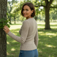 Langärmliges Damen-Top aus geripptem Strick mit Twist-Front