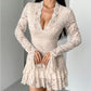 Elegantes Spitzenkleid mit V-Ausschnitt und Rüschenbesatz
